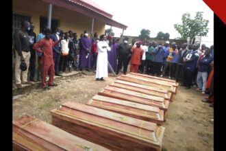 Caixões com cruzes no velório de cristãos mortos em ataque no estado de Kaduna, na Nigéria