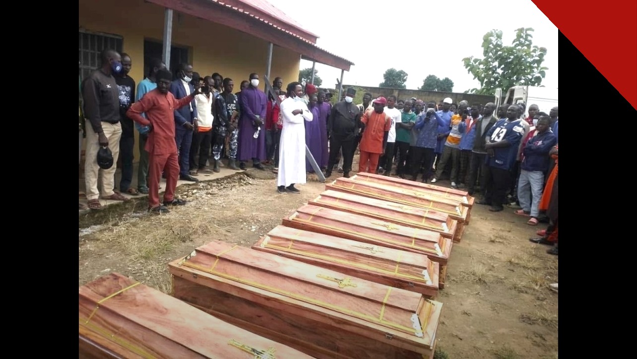 Caixões com cruzes no velório de cristãos mortos em ataque no estado de Kaduna, na Nigéria
