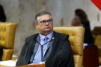 Ministro Flávio Dino, do STF, de toga.
