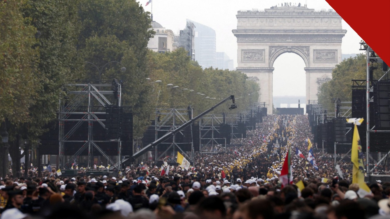 Multidão lota a avenida Champs-Élysées em Paris durante a missa a céu aberto com o Papa Leão XIV, com o Arco do Triunfo ao fundo e bandeiras do Vaticano.