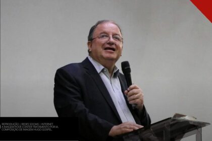 Reverendo Arival Dias Casimiro pregando com microfone em púlpito; composição de imagem Hugo Gospel