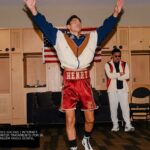 Ryan Garcia de braços erguidos em adoração no vestiário antes da luta pelo cinturão do WBC em Las Vegas