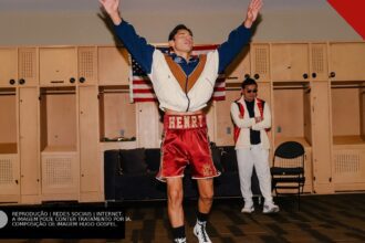 Ryan Garcia de braços erguidos em adoração no vestiário antes da luta pelo cinturão do WBC em Las Vegas