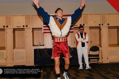 Ryan Garcia de braços erguidos em adoração no vestiário antes da luta pelo cinturão do WBC em Las Vegas