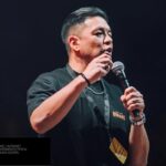 Bispo Téo Hayashi pregando com microfone durante evento; composição de imagem Hugo Gospel
