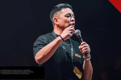 Bispo Téo Hayashi pregando com microfone durante evento; composição de imagem Hugo Gospel