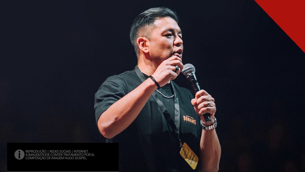 Bispo Téo Hayashi pregando com microfone durante evento; composição de imagem Hugo Gospel