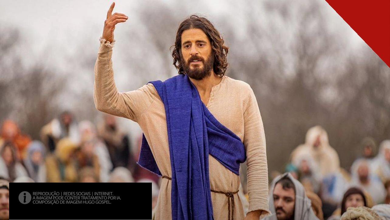 Jonathan Roumie caracterizado como Jesus em cena de The Chosen, com túnica e manto azul, pregando para uma multidão