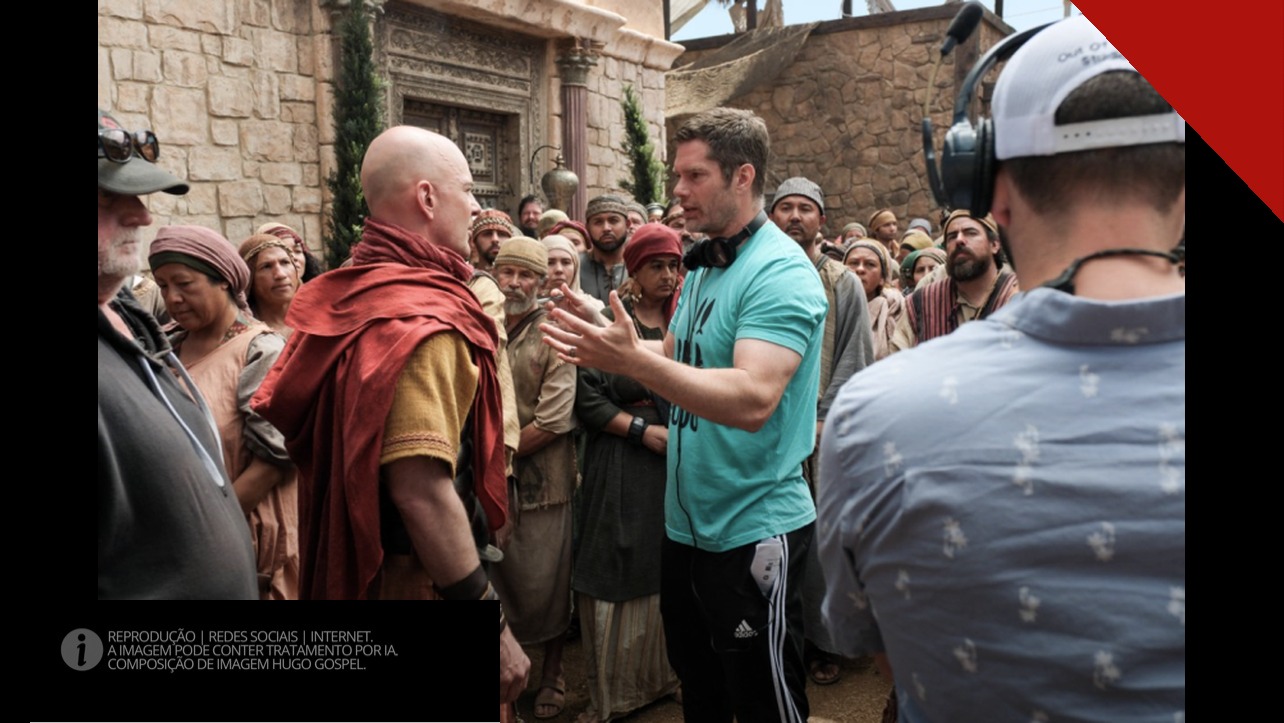 Dallas Jenkins dirige atores caracterizados no set de The Chosen; composição de imagem Hugo Gospel