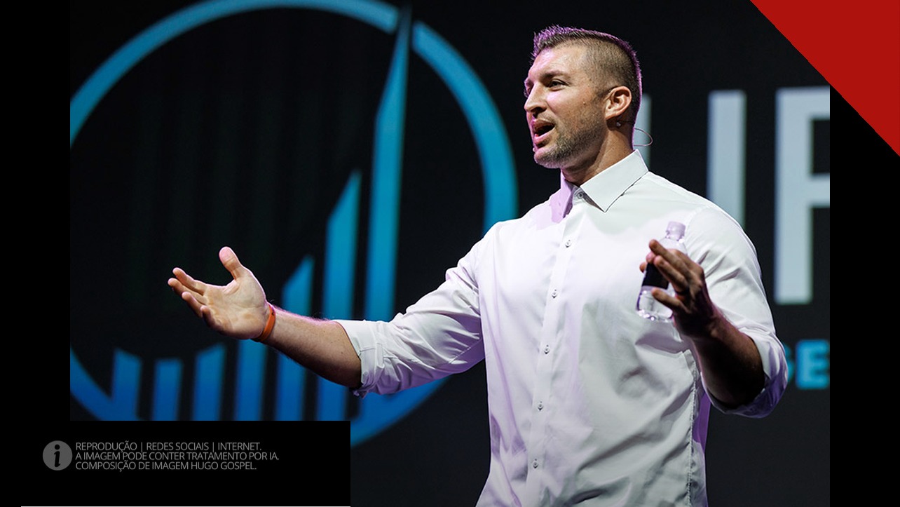 Tim Tebow de camisa branca palestrando no palco da Life Surge, com a marca da empresa ao fundo