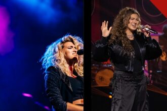 Tori Kelly cantando no palco durante apresentação.