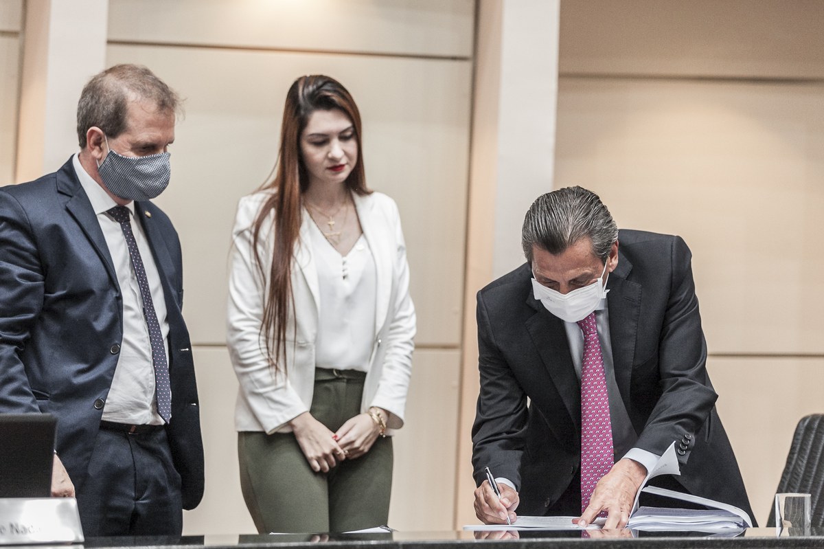 Ana Campagnolo cobra autocrítica da direita, e a imagem mostra a deputada Ana Campagnolo na Assembleia Legislativa de Santa Catarina, em foto de arquivo