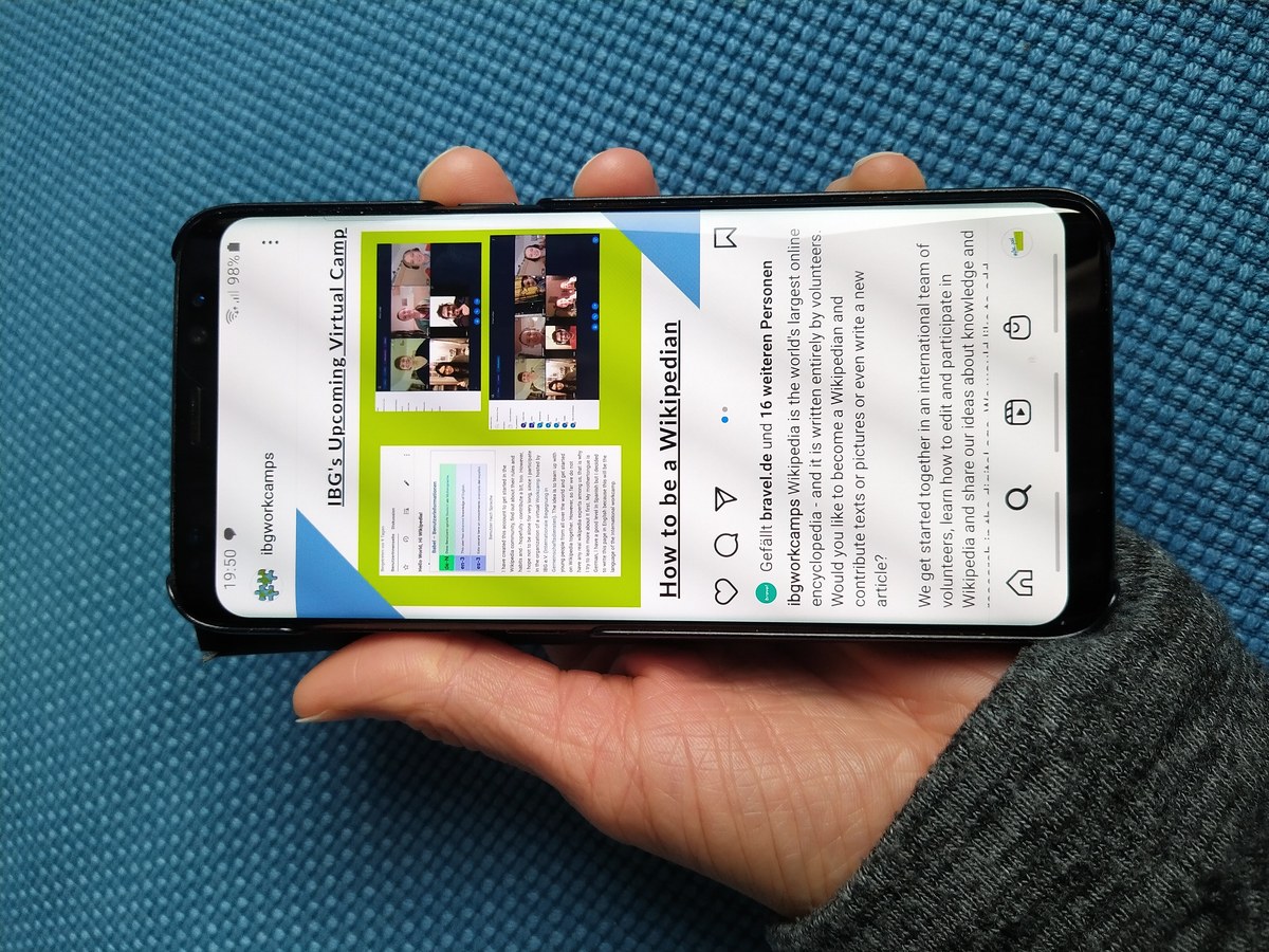 Anatel exigirá reconhecimento facial em linhas de celular, e a imagem mostra uma mão segurando um smartphone, em foto de arquivo