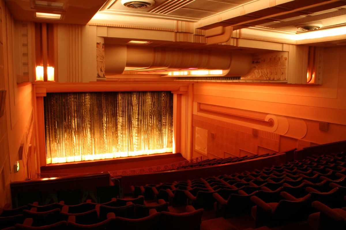 Angel Studios proíbe nudez e palavrões em filmes, e a imagem mostra a tela de um cinema em Perth, na Austrália, em referência às salas onde os filmes do estúdio são exibidos