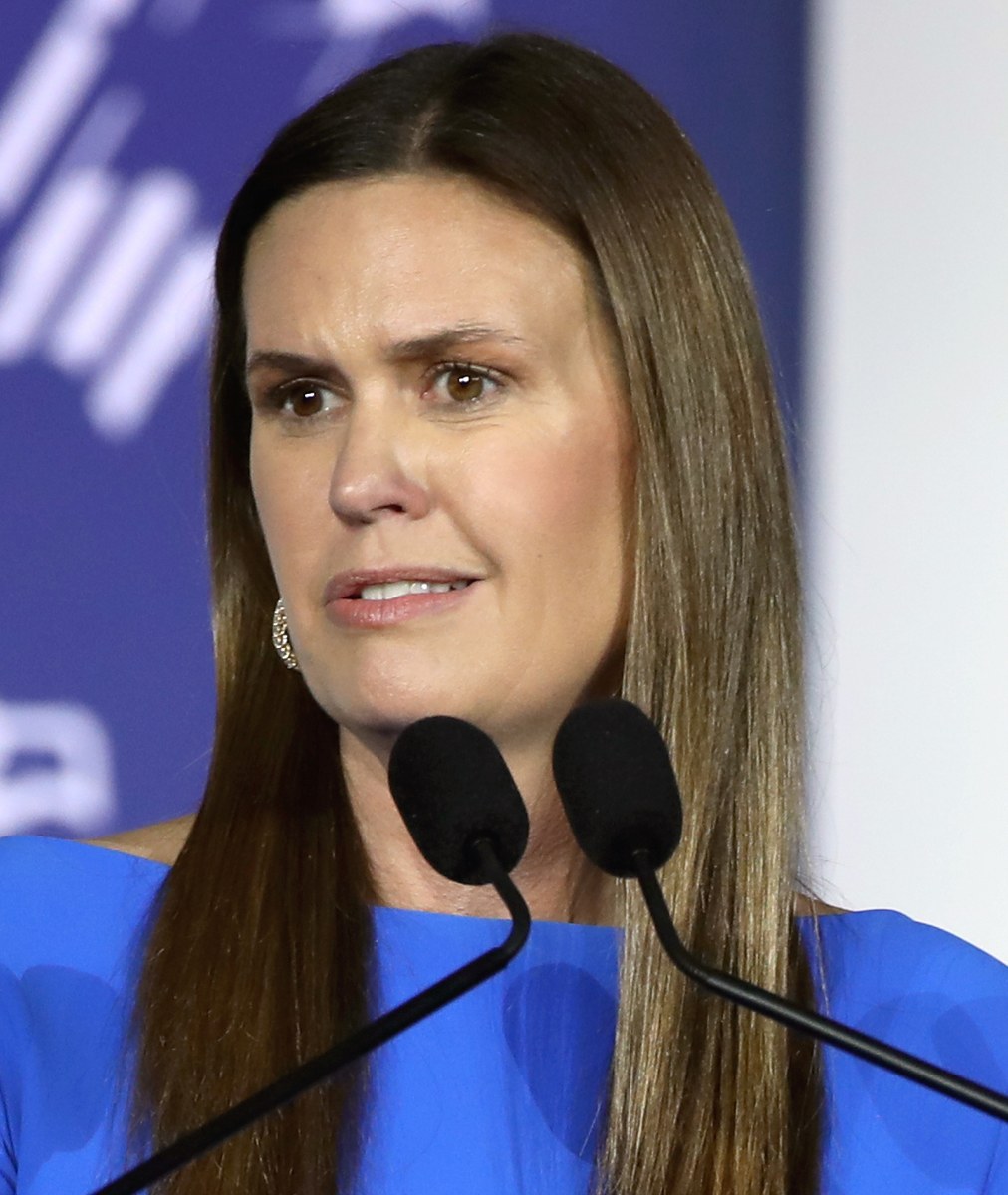 Arkansas é o estado mais pró-vida dos Estados Unidos, e a imagem mostra a governadora Sarah Huckabee Sanders sorrindo, em foto de 2023, governante que celebrou a liderança do estado no ranking nacional de leis de proteção à vida