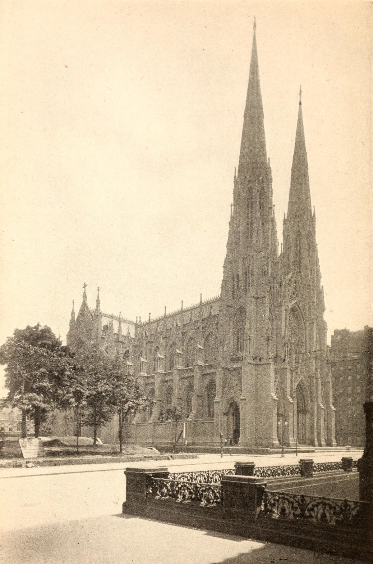 Fachada histórica da Catedral de São Patrício, sede da arquidiocese de Nova York, em Manhattan