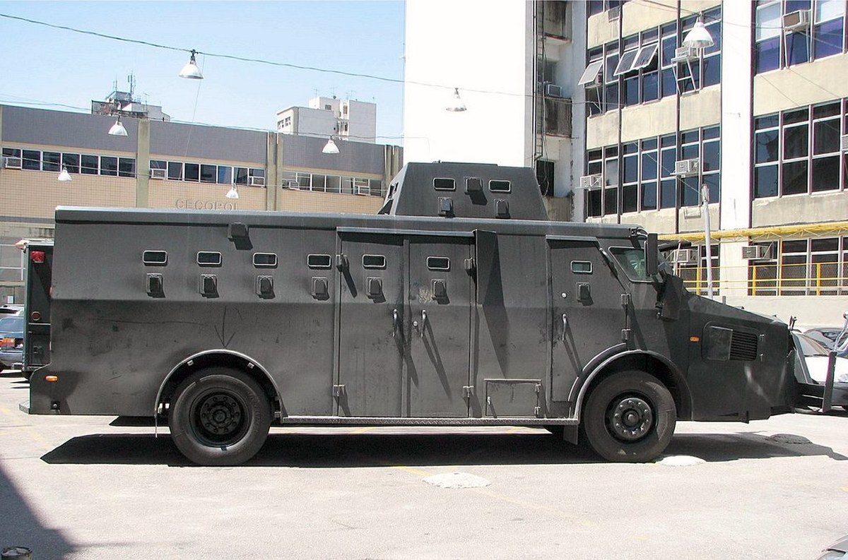 assessor de Talíria Petrone é preso em operação da Polícia Civil do Rio de Janeiro, com blindado da corporação em imagem temática