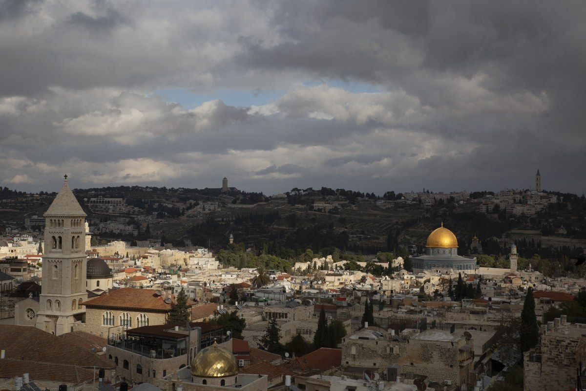 ataque em checkpoint de Israel tem detalhe apontado como milagre, e a imagem mostra a Cidade Velha de Jerusalém, em referência ao país onde o ataque ao checkpoint aconteceu, perto de Hebron