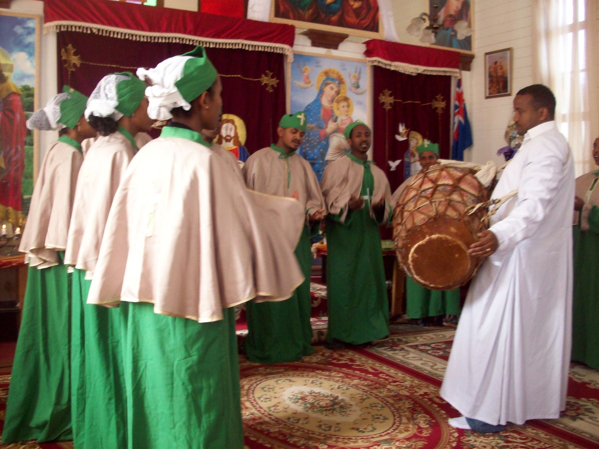 ataques matam 60 cristãos na Etiópia em Oromia, e a imagem mostra o coral de uma igreja ortodoxa etíope durante uma celebração