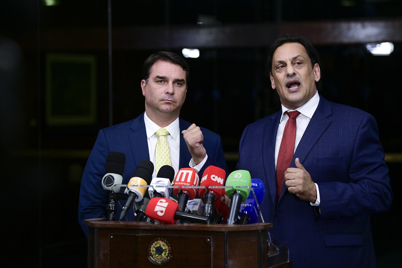 O senador Flávio Bolsonaro em entrevista no Senado