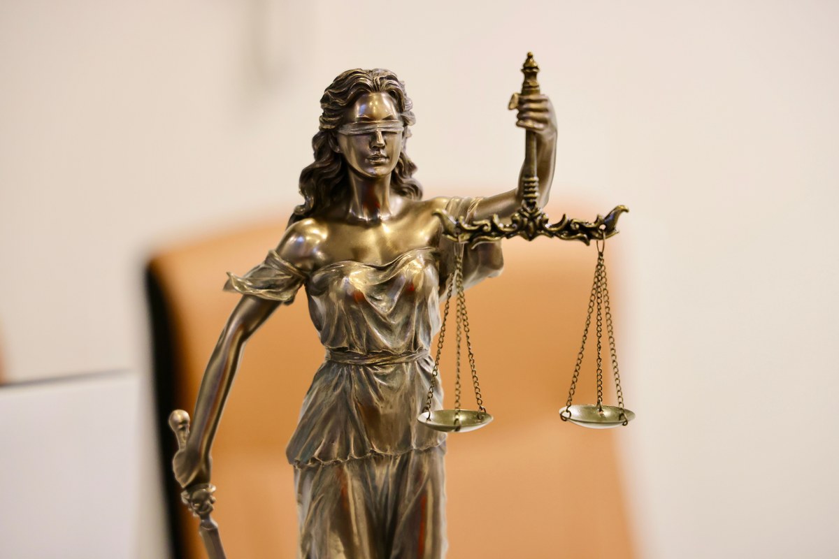 Bárbara Falcão consegue medidas protetivas: estátua da Justiça com a balança, em imagem temática sobre a decisão judicial que concedeu as novas medidas protetivas