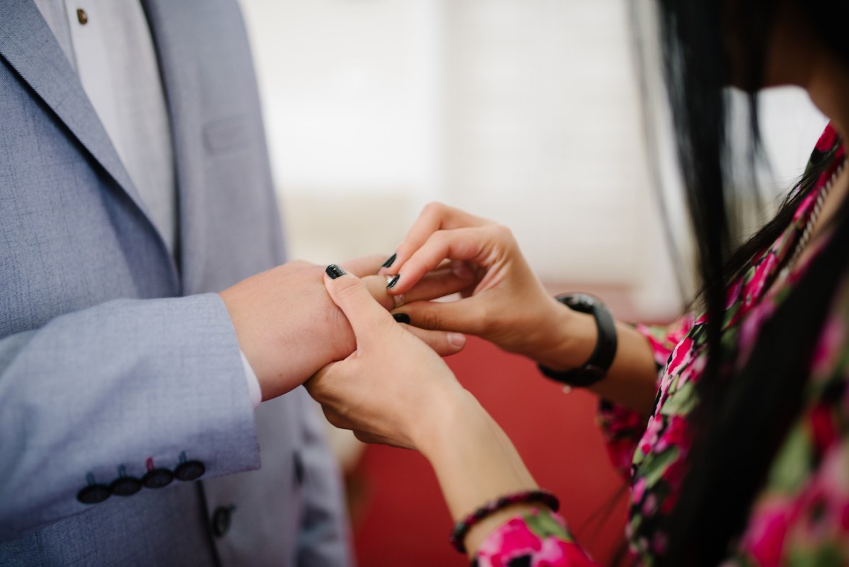 Biah Rodrigues fala da crise no casamento, e a imagem mostra um casal trocando alianças de casamento, em foto ilustrativa sobre a restauração do matrimônio relatada por ela