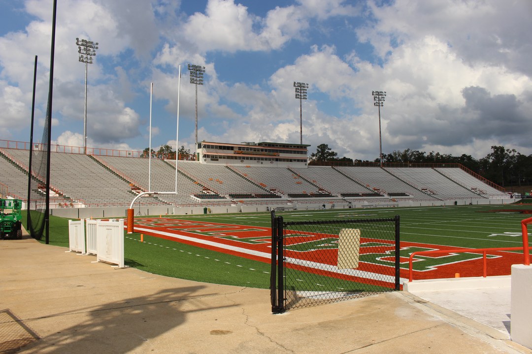 Interior do Bragg Memorial Stadium, o estádio da Florida A&M University em Tallahassee, perto de onde ocorreu o tiroteio