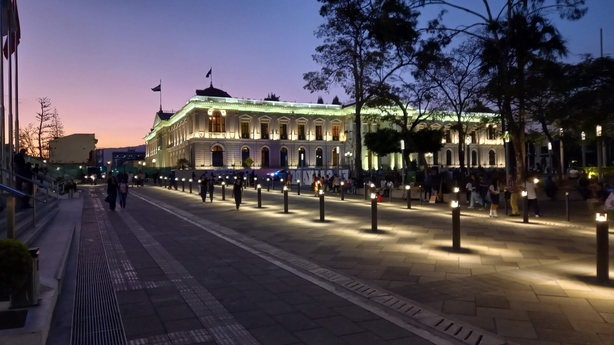 Palácio Nacional de El Salvador iluminado à noite, em San Salvador, capital do país presidido por Nayib Bukele