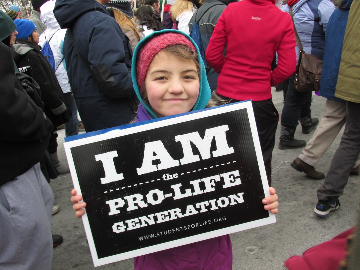 campanha para revogar lei do aborto em Massachusetts, e a imagem mostra participantes da Marcha pela Vida em Washington, em referência à mobilização pró-vida nos Estados Unidos