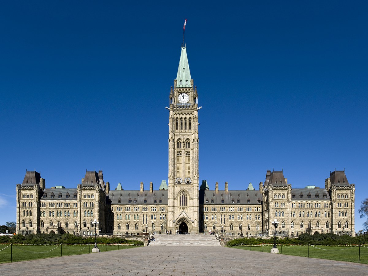 Canadá propõe barrar expansão da eutanásia por doença mental, e a imagem mostra o Centre Block do Parlamento canadense em Ottawa, visto de outro ângulo