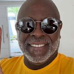 Kleber Lucas adere ao Exército de Lula: o cantor e pastor em selfie com camiseta amarela e óculos escuros
