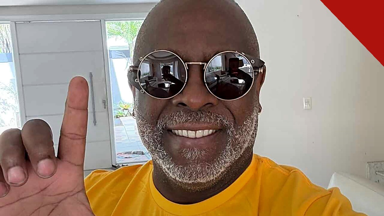 Kleber Lucas adere ao Exército de Lula: o cantor e pastor em selfie com camiseta amarela e óculos escuros
