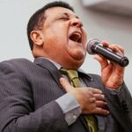 Ozéias de Paula convoca voto em Flávio Bolsonaro: o cantor durante apresentação de música sacra