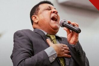 Ozéias de Paula convoca voto em Flávio Bolsonaro: o cantor durante apresentação de música sacra
