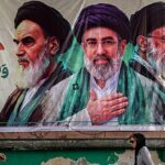 EUA e Israel preparam planos contra o Irã: mural com retratos de líderes iranianos em rua do Irã