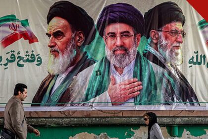 EUA e Israel preparam planos contra o Irã: mural com retratos de líderes iranianos em rua do Irã