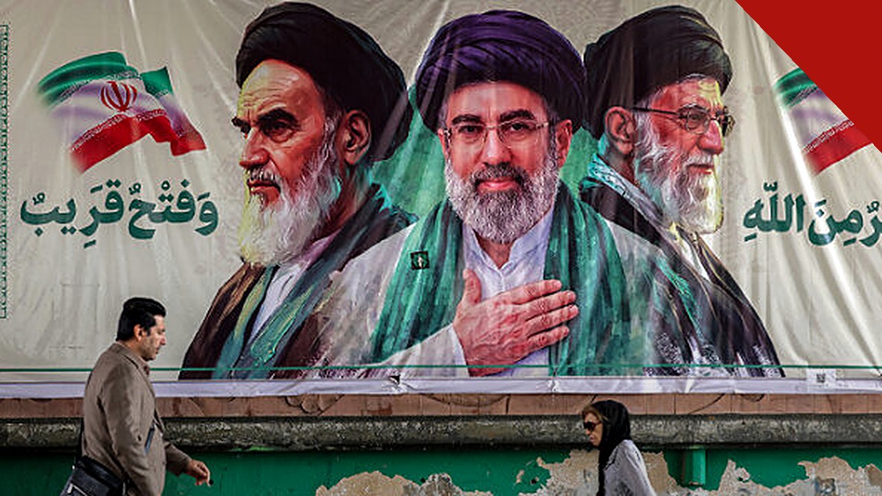 EUA e Israel preparam planos contra o Irã: mural com retratos de líderes iranianos em rua do Irã