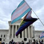 Bandeiras trans diante do prédio da corte americana no dia em que a Suprema Corte rejeita política de Trump sobre procedimentos em prisões federais