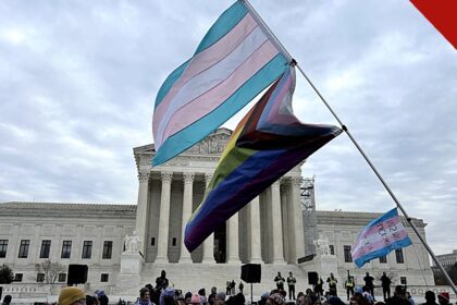 Bandeiras trans diante do prédio da corte americana no dia em que a Suprema Corte rejeita política de Trump sobre procedimentos em prisões federais