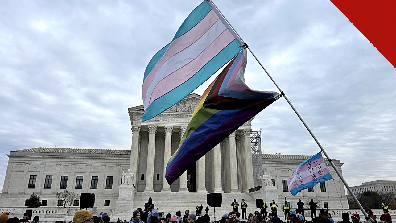 Bandeiras trans diante do prédio da corte americana no dia em que a Suprema Corte rejeita política de Trump sobre procedimentos em prisões federais