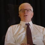 Dennis Prager diz não estar decepcionado com Deus: o escritor em cadeira de rodas durante a primeira palestra presencial após o acidente de 2024