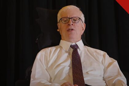Dennis Prager diz não estar decepcionado com Deus: o escritor em cadeira de rodas durante a primeira palestra presencial após o acidente de 2024