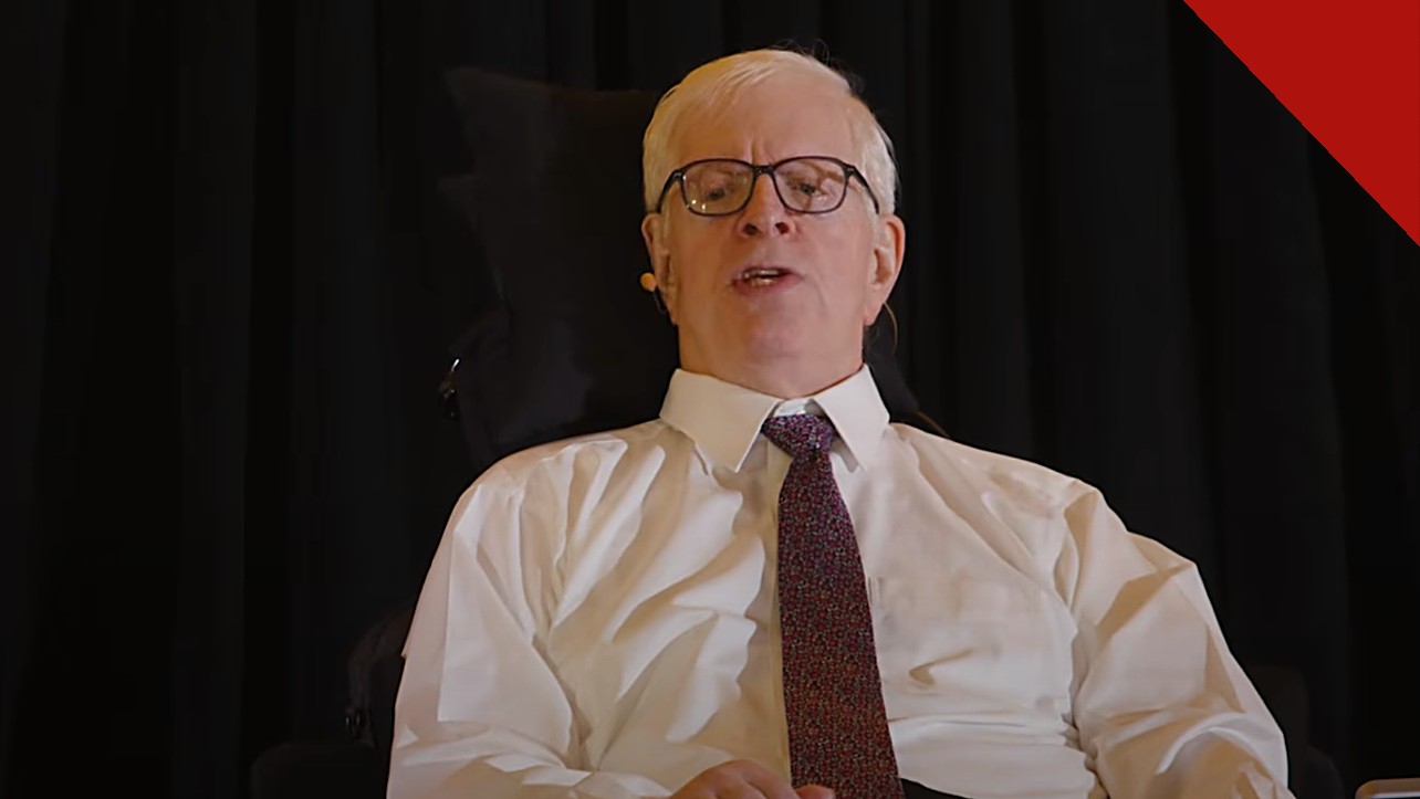 Dennis Prager diz não estar decepcionado com Deus: o escritor em cadeira de rodas durante a primeira palestra presencial após o acidente de 2024