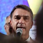 Flávio Bolsonaro aciona o TSE contra Lula: o senador falando ao microfone durante evento da campanha no segundo turno