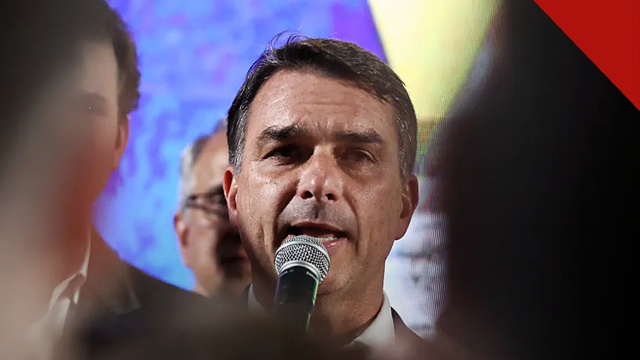 Flávio Bolsonaro aciona o TSE contra Lula: o senador falando ao microfone durante evento da campanha no segundo turno