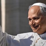 Papa Leão XIV não precisará de tratamento adicional: o pontífice sorri e faz sinal positivo para os fiéis após receber alta do hospital em Roma