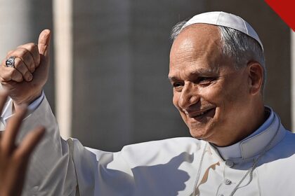 Papa Leão XIV não precisará de tratamento adicional: o pontífice sorri e faz sinal positivo para os fiéis após receber alta do hospital em Roma