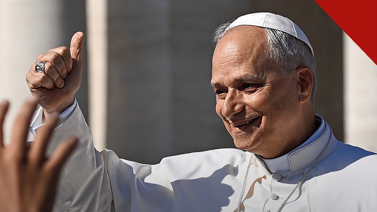 Papa Leão XIV não precisará de tratamento adicional: o pontífice sorri e faz sinal positivo para os fiéis após receber alta do hospital em Roma
