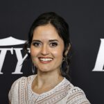 Danica McKellar revela conversão ao cristianismo: a atriz sorri em evento de divulgação nos Estados Unidos