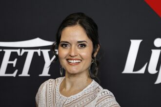 Danica McKellar revela conversão ao cristianismo: a atriz sorri em evento de divulgação nos Estados Unidos
